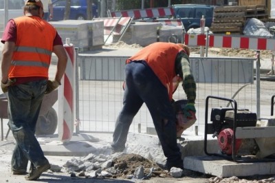 Szef zabronił im w upały pracować w krótkich spodenkach! Na 2 dzień popłakał się ze śmiechu na ich widok! 