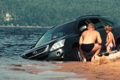 Zatopił swojego Lexusa w jeziorze! Tak się kończy nieumiejętne wodowanie skutera!