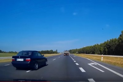 Skrajna głupota kierowcy BMW podczas wyprzedzania! Nic tylko zabrać prawko!