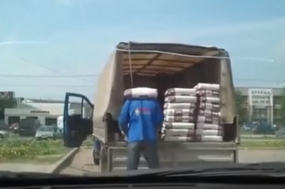 Prawdziwy kozak w akcji! Tak wygląda rozładunek poziom Rosja!