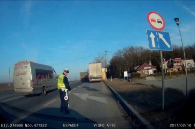 Jak on to mógł widzieć w ogóle?! Zatrzymanie przez policję za wyprzedzanie zgodnie z prawem!