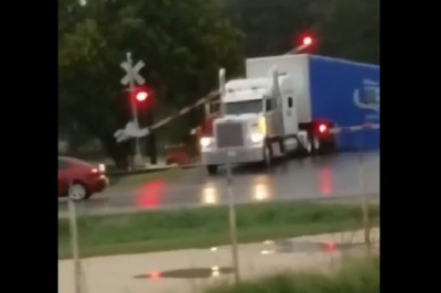 Pociąg kontra wielki TIR. Świadkowie krzyczeli do kierowcy, żeby wysiadał