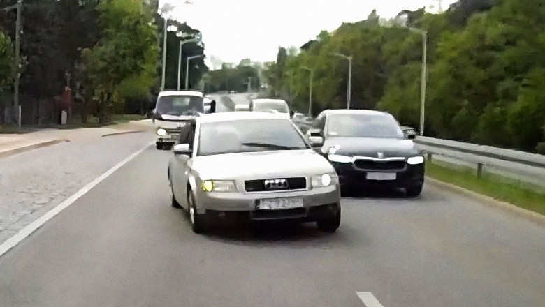 Leciał Audi slalomem pomiędzy autami na zatłoczonej drodze